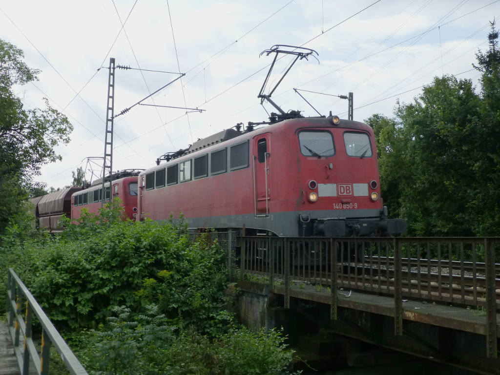 140 850 und eine weitere 140 auf der Dsselbrcke in Eller, 14.8.15.