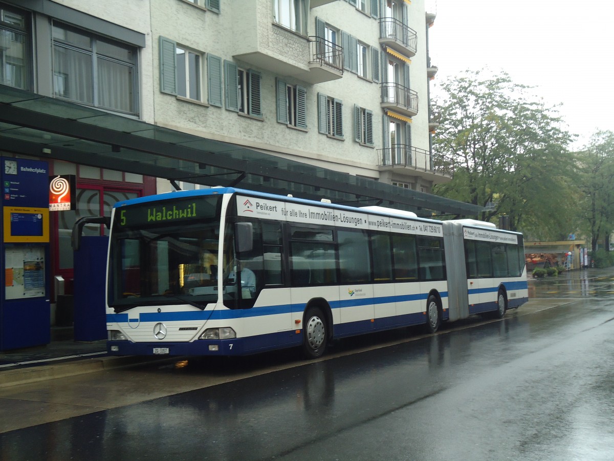 (141'412) - ZVB Zug - Nr. 7/ZG 3357 - Mercedes am 1. September 2012 beim Bahnhof Zug