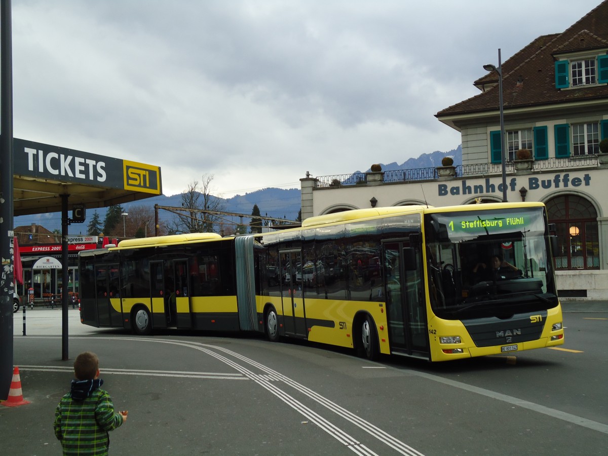 (142'276) - STI Thun - Nr. 142/BE 801'142 - MAN am 25. November 2012 beim Bahnhof Thun