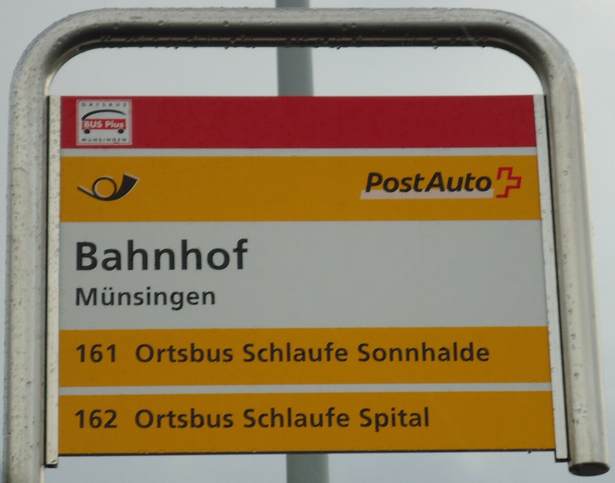 (142'445) - PostAuto/BUS Plus-Haltestellenschild - Mnsingen, Bahnhof - am 10. Dezember 2012