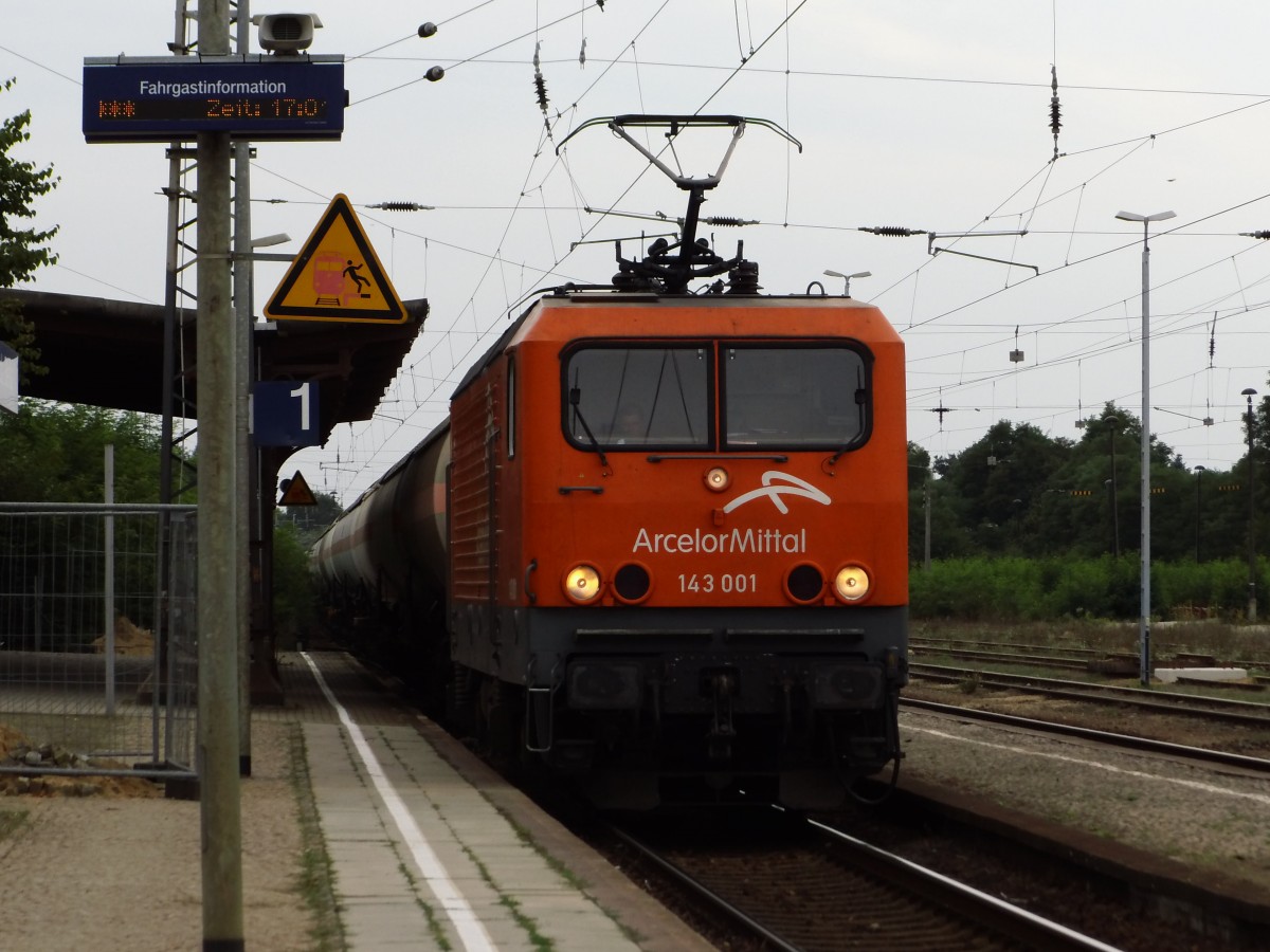 143 001 mit Gas in Richtung Polen bei der Durchfahrt in Elsterwerda-Biehla, 23.08.2013.