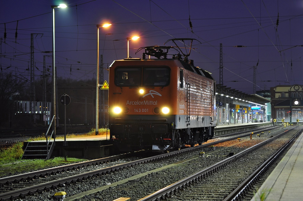 143 001 zeigt sich am 22.12.2016 in Rostock Hbf.