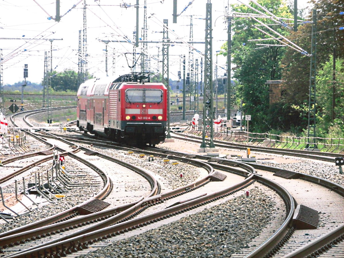 143 002 bei der Einfahrt in den Bahnhof Halle (Saale) Hbf am 2.8.17