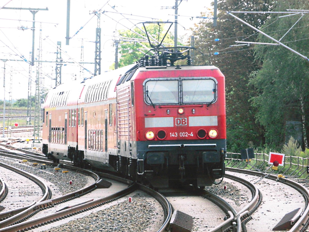 143 002 bei der Einfahrt in den Bahnhof Halle (Saale) Hbf am 2.8.17