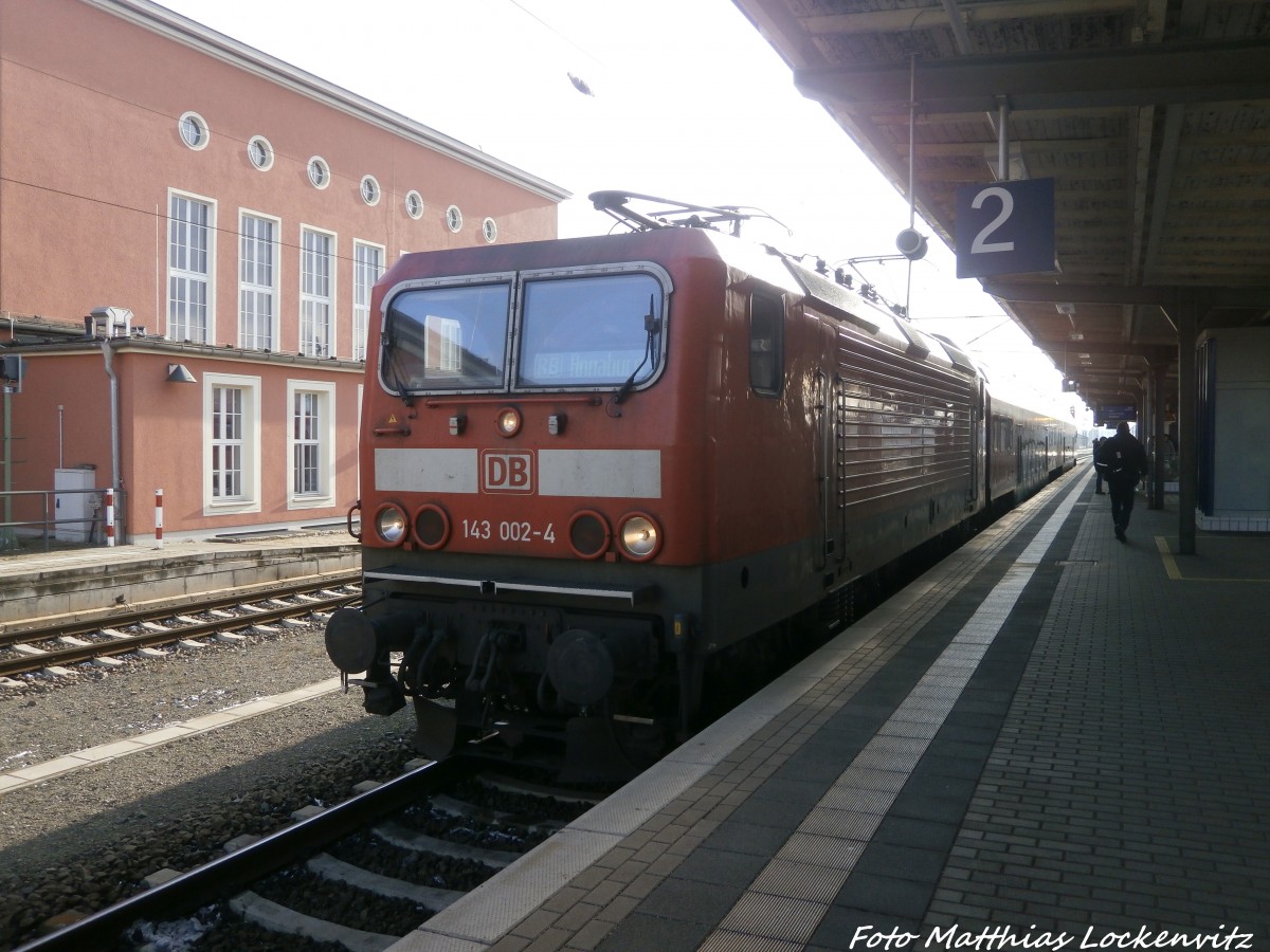 143 002 im Bitterfelder Bahnhof am 5.2.15