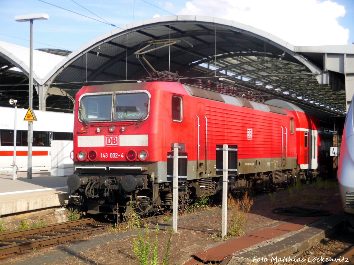 143 002 mit ziel Halle-Nietleben im Bahnhof Halle (Saale) Hbf am 1.7.16