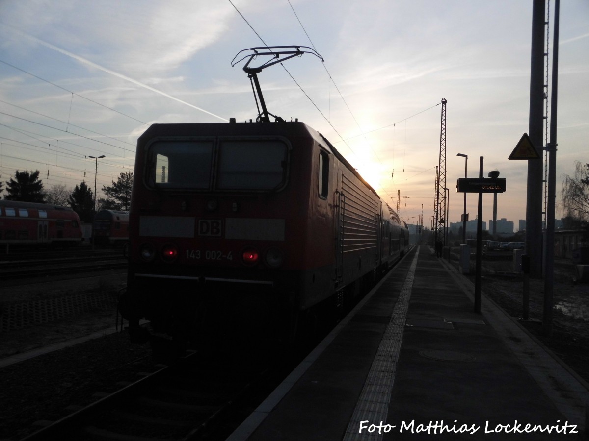 143 002 im Morgenlichen Bahnhof Halle-Nietleben am 27.2.16