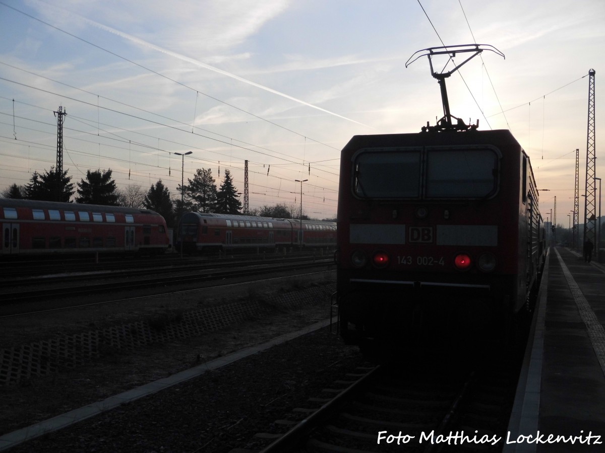 143 002 im Morgenlichen Bahnhof Halle-Nietleben am 27.2.16