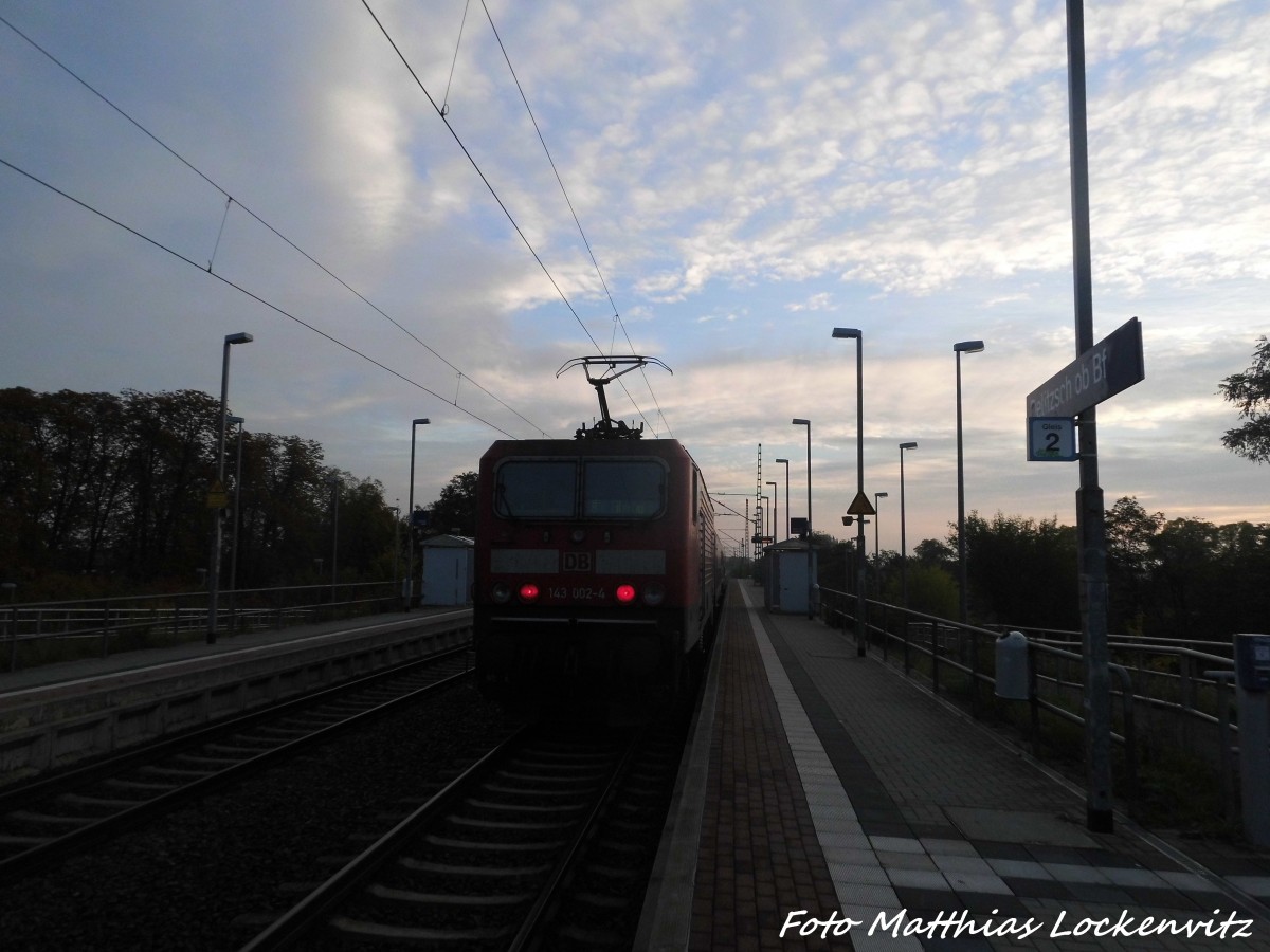 143 002 verlsst den Bahnhof Delitzsch ob Bf in Richtung Eilenburg am 22.10.15