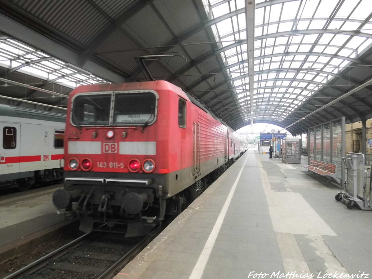 143 011 im Bahnhof Halle (Saale) Hbf am 29.6.15