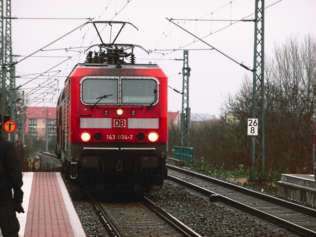 143 034 als S9 mit ziel Halle/Saale Hbf bei der Einfahrt in den Bahnhof Delitzsch ob Bf am 25.1.18