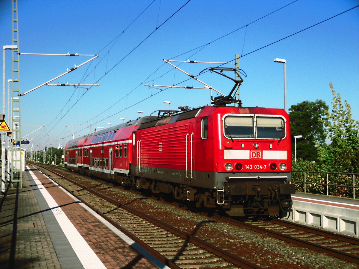 143 034 als S9 mit ziel Halle/Saale Hbf im Bahnhof Delitzsch ob Bf am 26.7.18