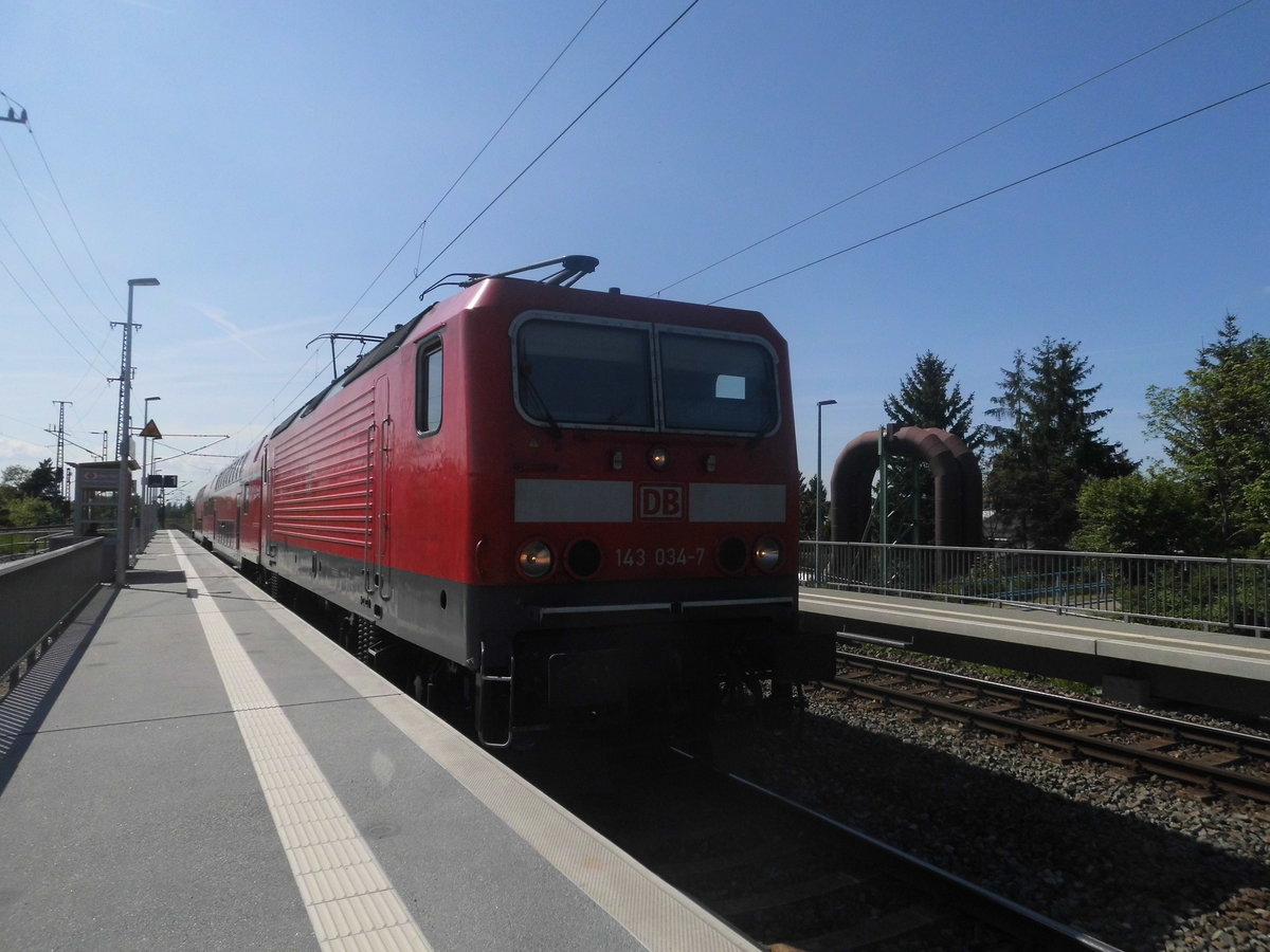 143 034 im Bahnhof Halle-Rosengarten am 15.5.17