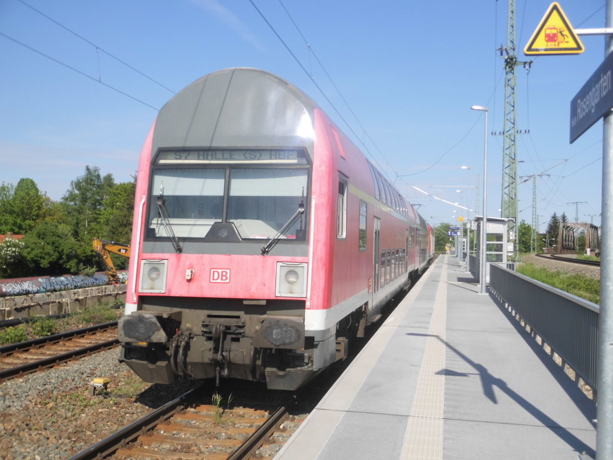 143 034 mit ihrer S7 im Bahnhof Halle-Rosengarten am 15.5.17