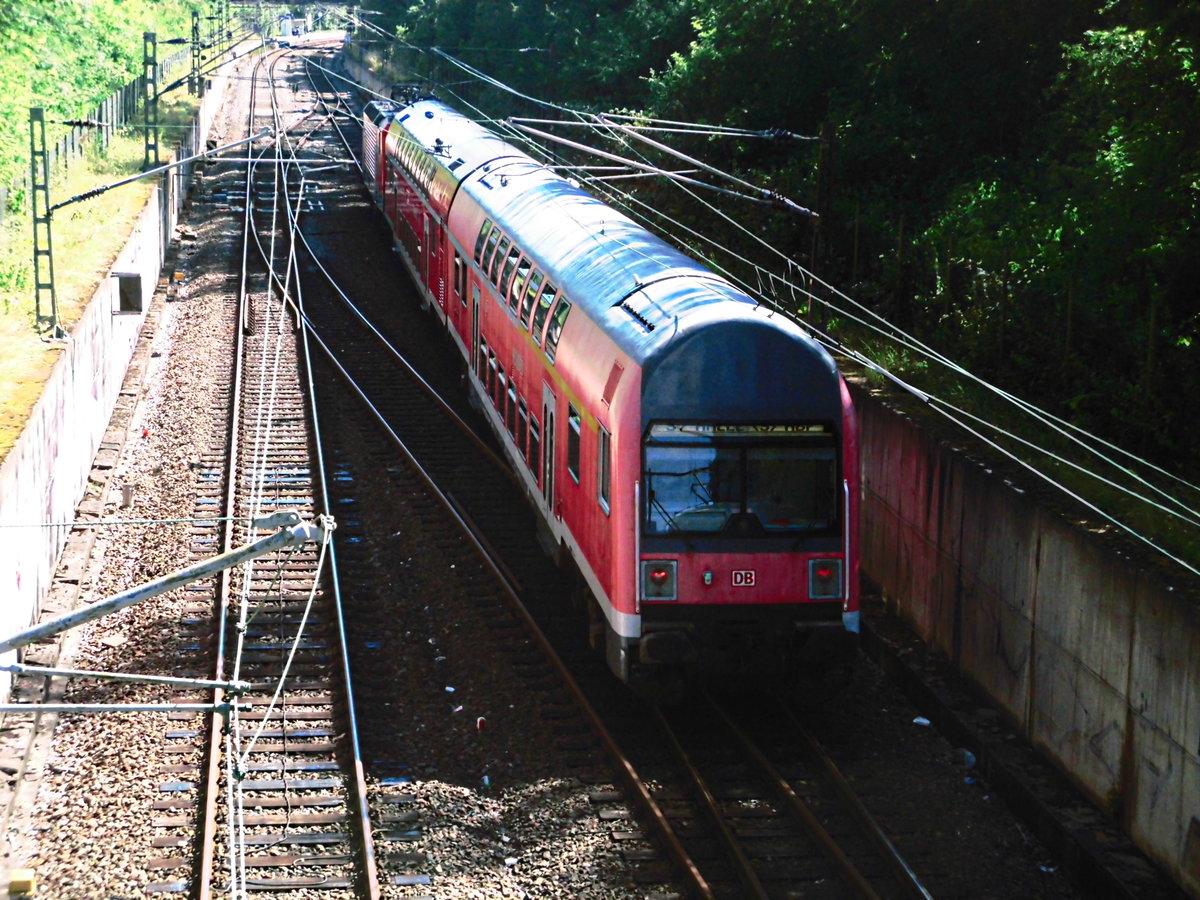 143 034 mit ihrer S7 zwischen Halle-Neustadt und Zscherbener Strae am 24.6.17