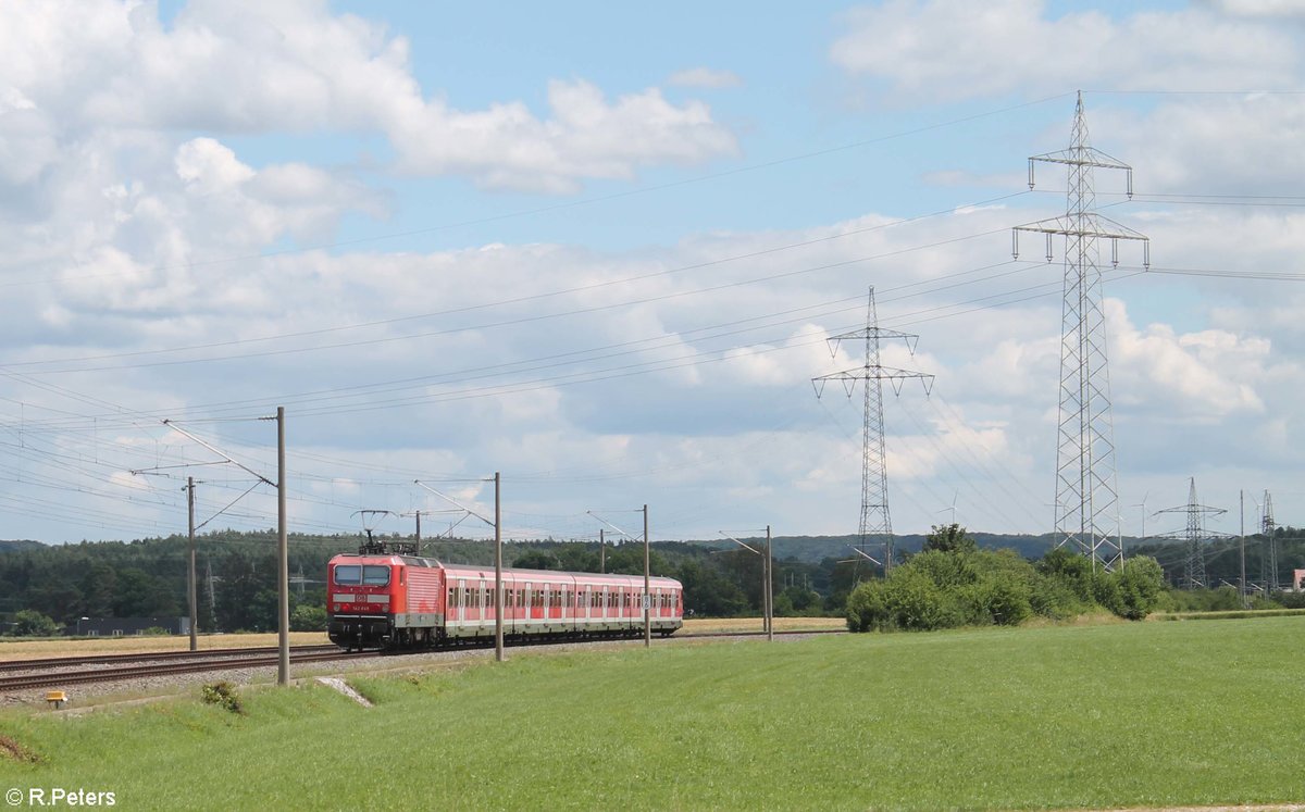 143 045 schiebt die S2 Roth - Altdorf bei Nürnberg zwischen Winkelhaid und Ludersheim. 03.07.20