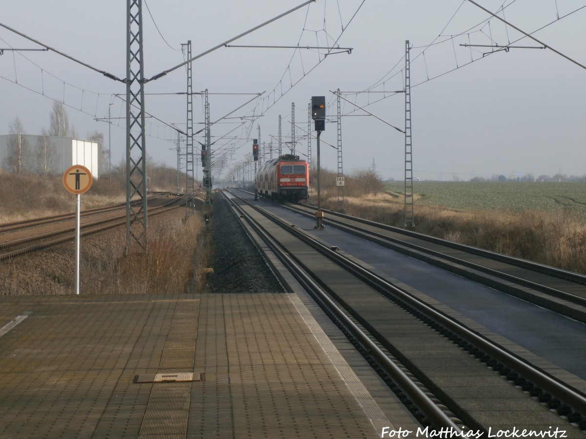 143 053-7 lsst den Bahnhof Landsberg (b Halle/Saale) hinter sich am 26.1.15