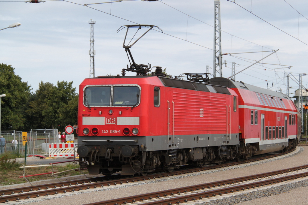 143 065-1 mit RE 18490(Berlin-Warnemnde)bei der Einfahrt in Warnemnde.07.08.2016