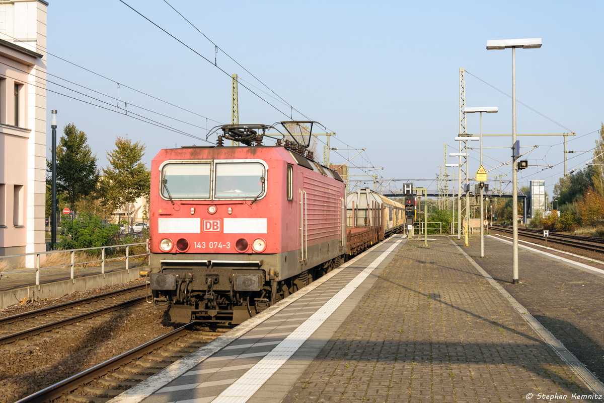 143 074-3 DB Cargo mit einem gemischtem Güterzug in Brandenburg und fuhr weiter in Richtung Magdeburg. 17.10.2017