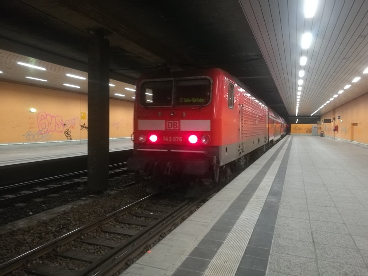 143 076 im Tunnelbahnhof Halle-Neustadt am 27.1.19