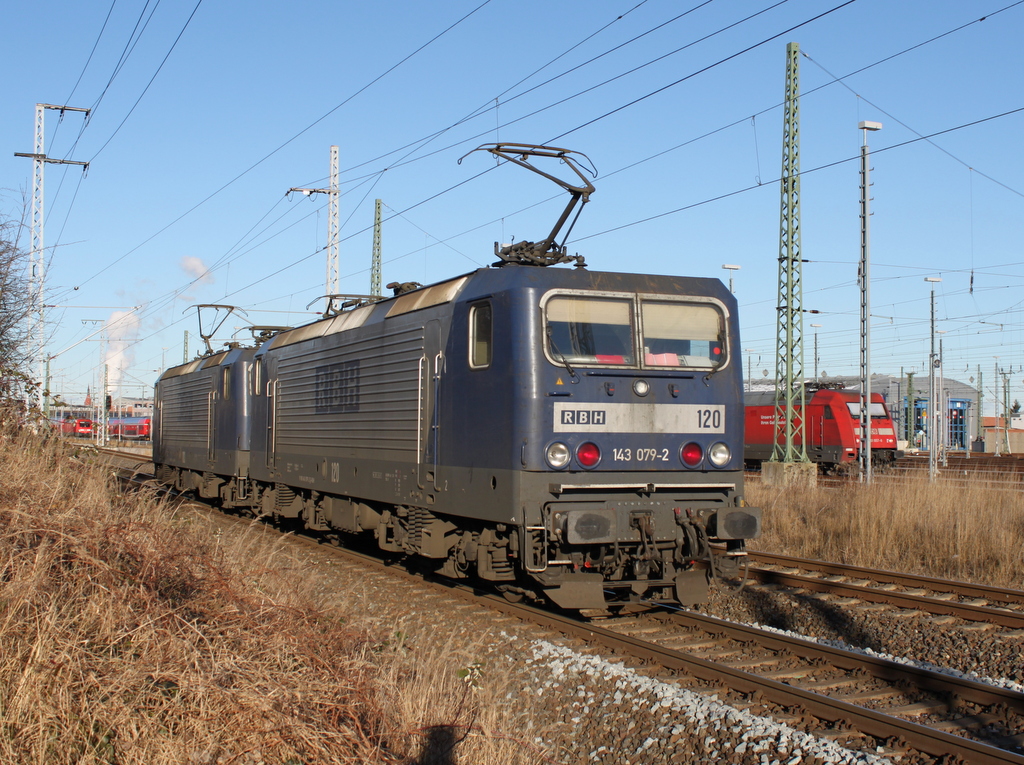 143 079-2+143 041-2 als Leerfahrt Wismar-Rostock bei der Einfahrt im Rostocker Hbf.06.01.2017