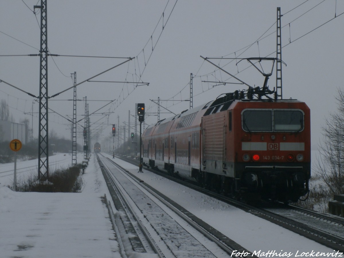 143 086-7 mit RB 37866 mit ziel Falkenberg (Elster) beim verlassen und in weiter ferne kommt 143 XXX-2 mit RB 37815 mit ziel Halle (Saale) Hbf beim einfahren des Bahnhofs Landsberg (b Halle/Saale) am 30.12.14