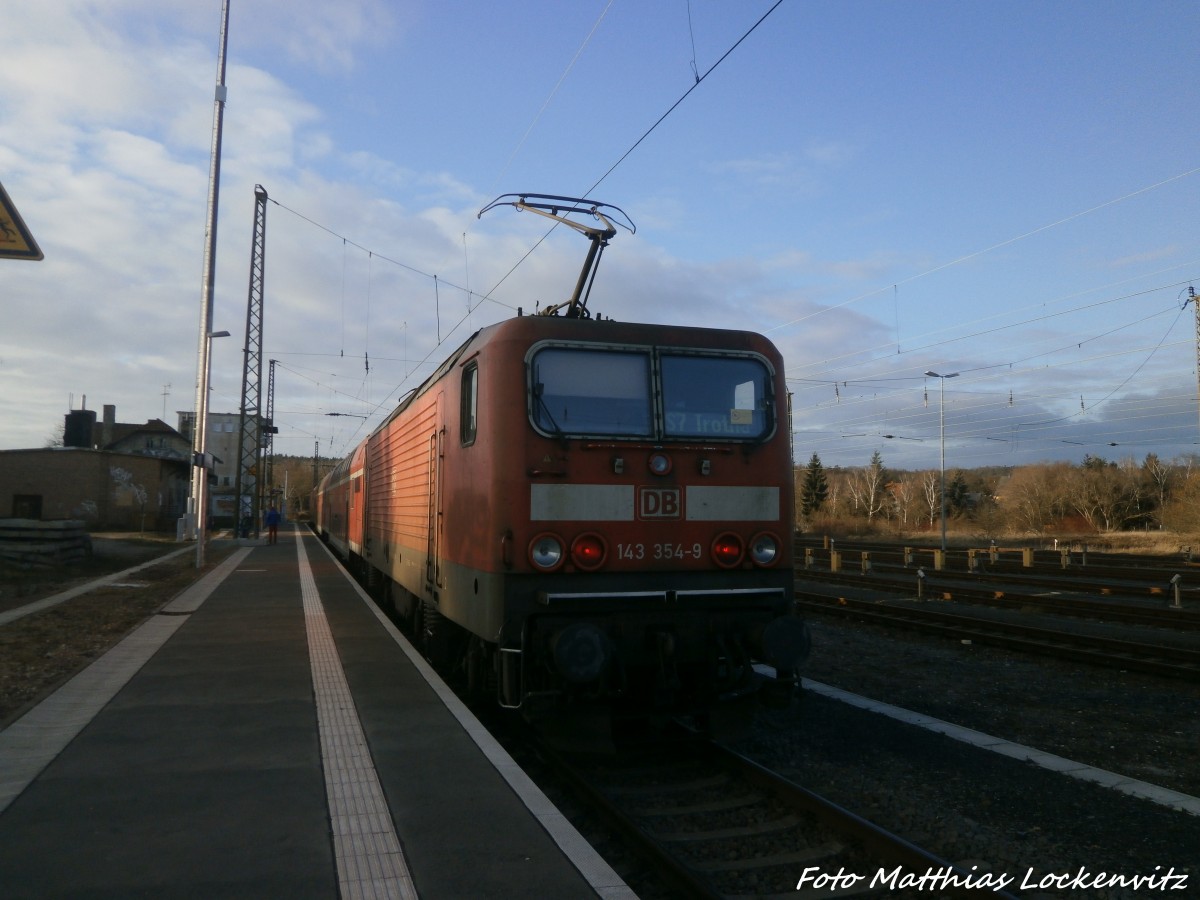 143 095 und 143 354 als S7 mit ziel Halle-Trotha im Bahnhof Halle-Nietleben am 26.12.14