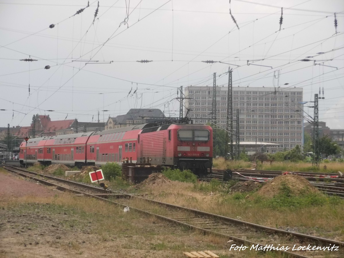 143 095-8 beim einfahren in den Hallenser Hbf am 13.6.15