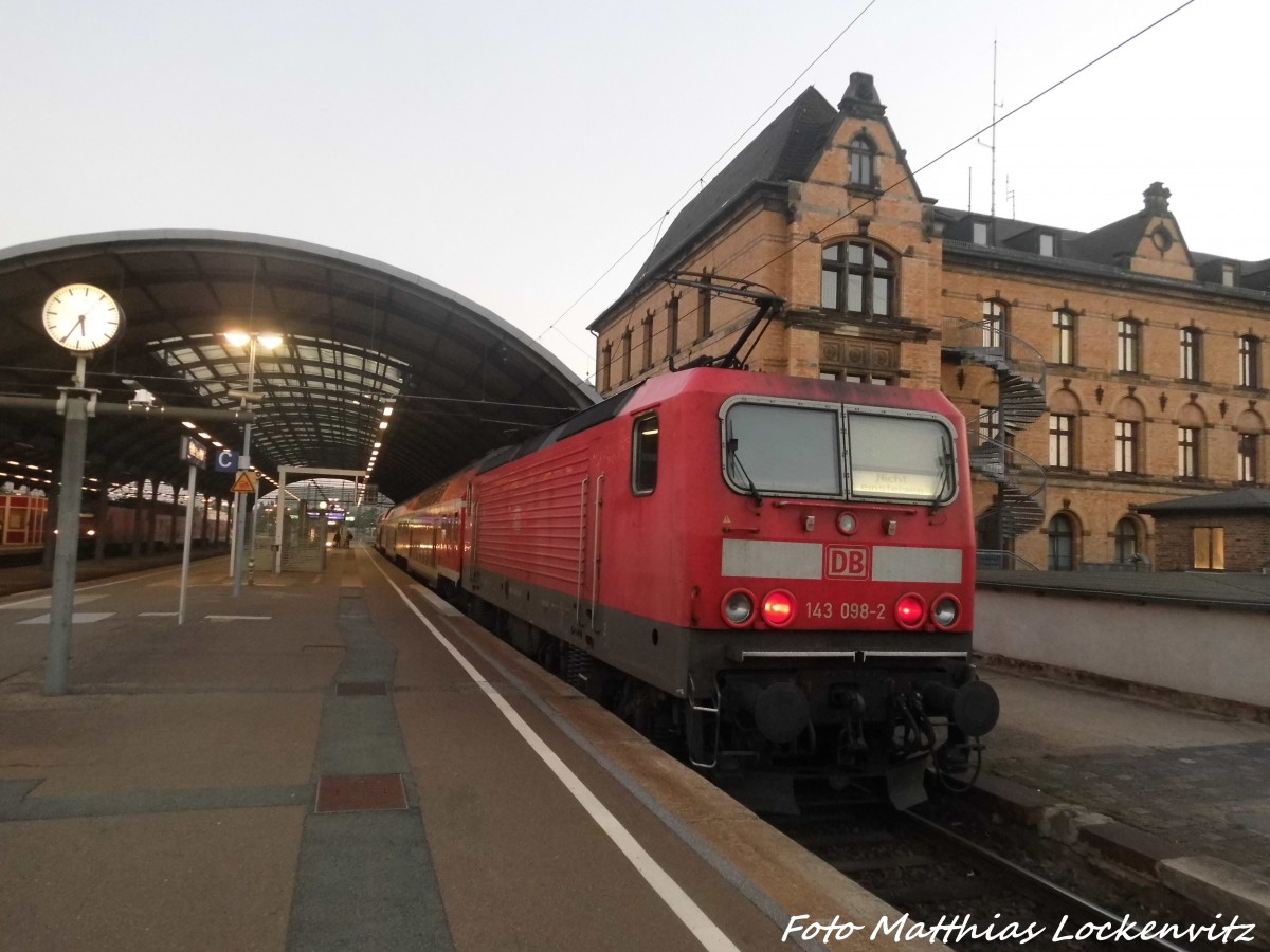 143 098 im Bahnhof Halle (Saale) Hbf am 4.8.15