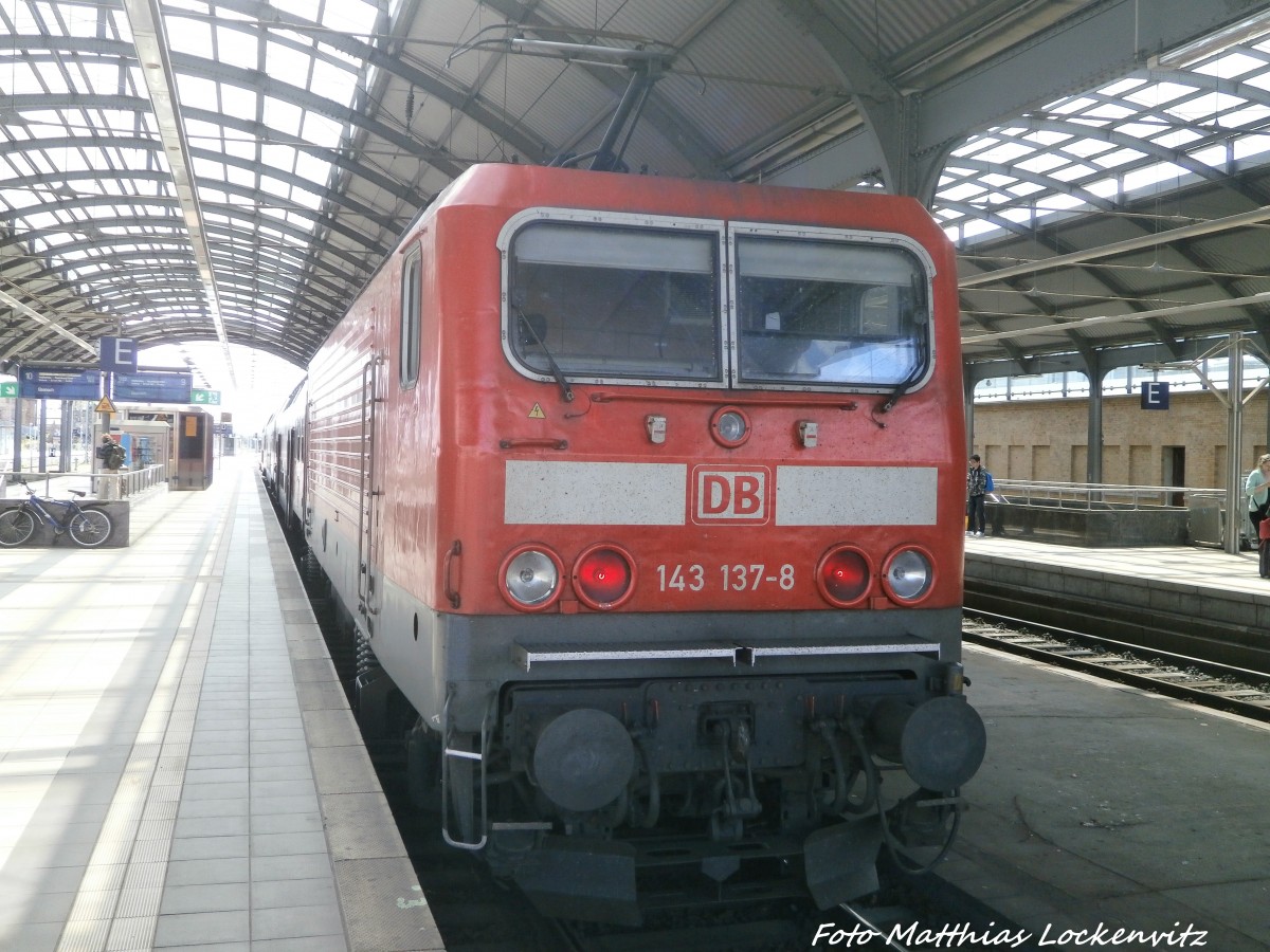 143 137 im Bahnhof Halle (Saale) Hbf am 14.5.15