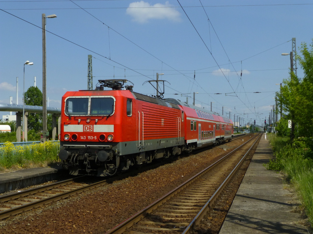 143 153 mit einer RB nach Erfurt Hbf am viel zu langen Bahnsteig in Erfurt Ost, 22.5.15.