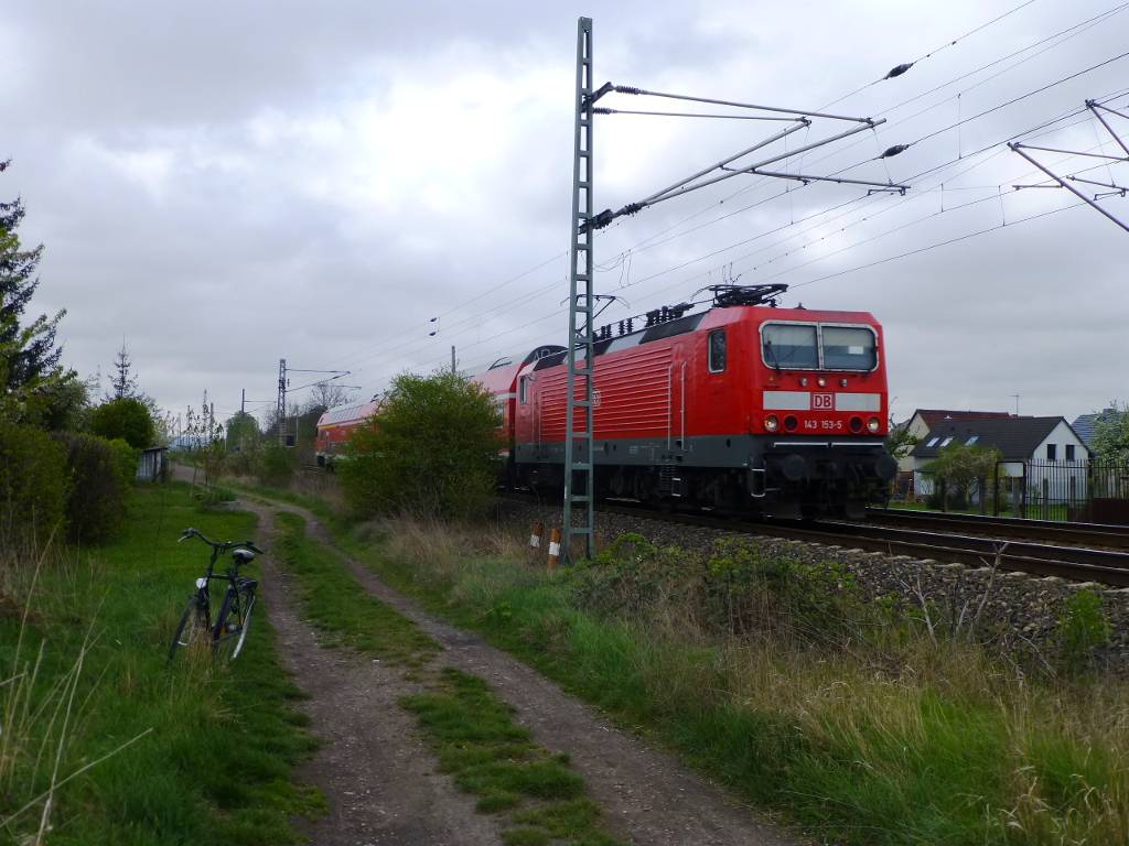 143 153 mit einer Regionalbahn Richtung Sömmerda kurz nach dem Verlassen der alten Bahnhofs Stotternheim, 16.4.14