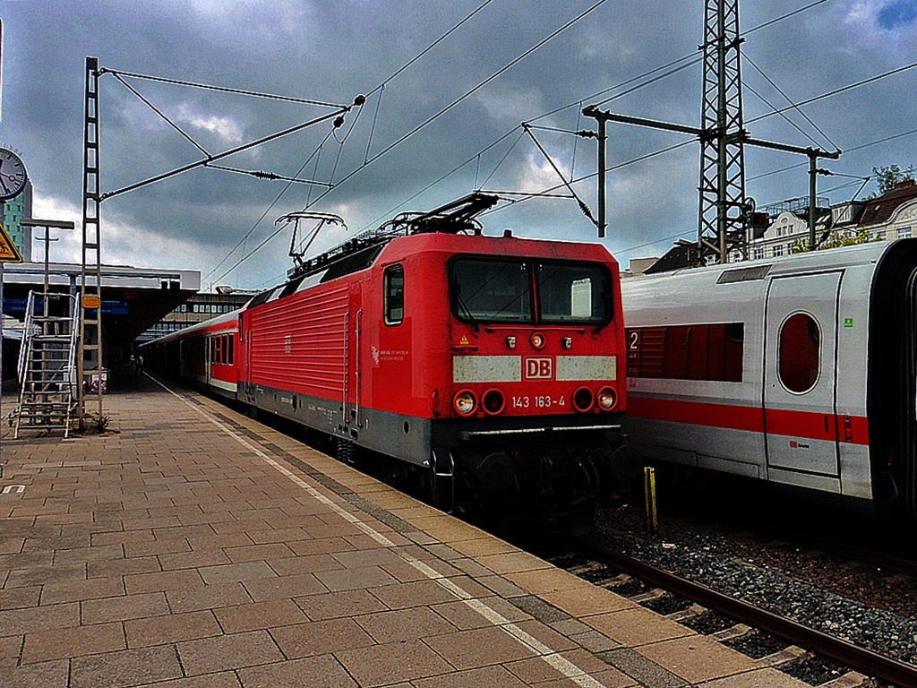 143 163-4 kurz vor der abfahrt mit einen regionalzug vom bhf hh-altona nach itzehoe,datum 22.08.14