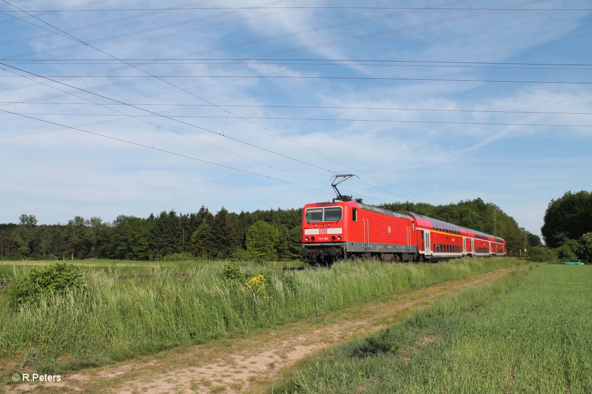 143 166 schiebt ihre RB 75 15759 Wiesbaden - Aschafenburg bei der Netztrennstelle Bischofsheim. 15.05.15