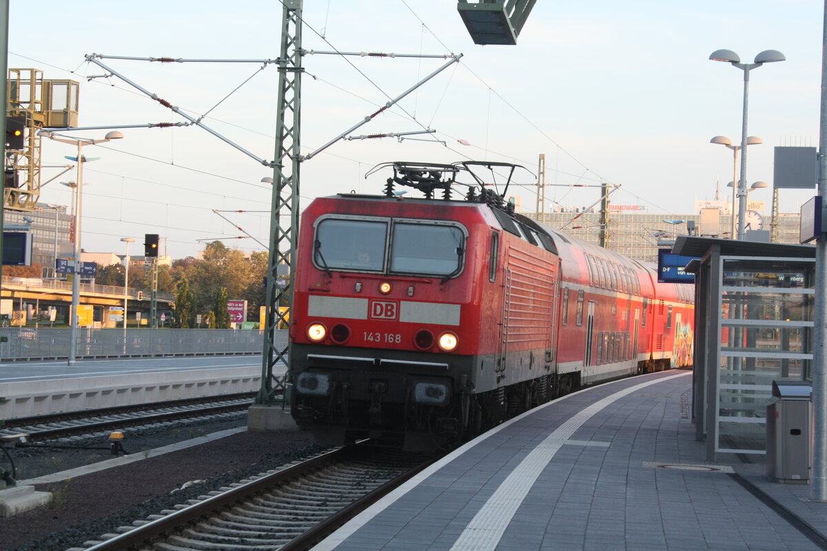 143 168 bei der Einfahrt in den Endbahnhof Halle/Saale Hbf am 23.9.21