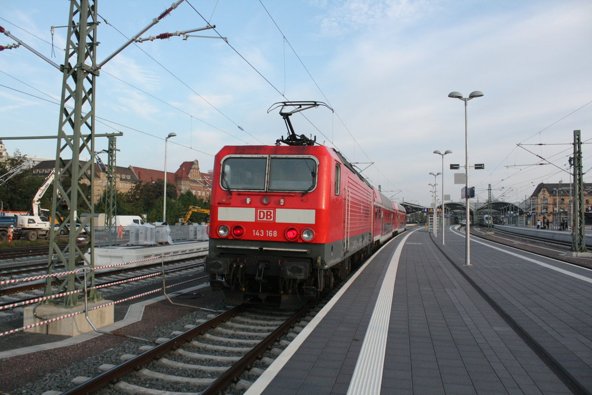 143 168 mit ihrer S7 Garnitur bei der Einfahrt in den Endbahnhof Halle/Saale Hbf am 18.20