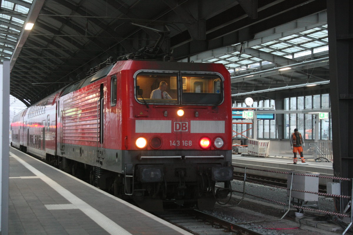 143 168 mit ziel Eilenburg im Bahnhof Halle/Saale Hbf am 10.12.20