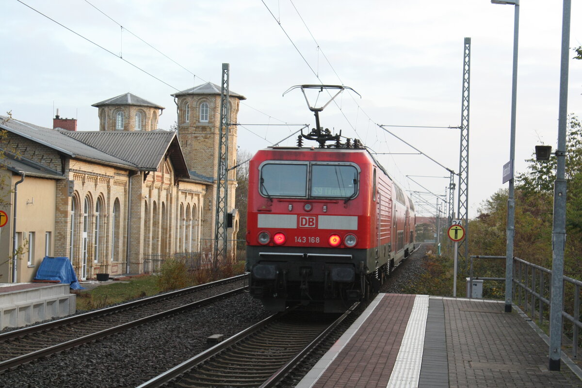 143 168 verlsst als S9 mit Ziel Eilenburg den Bahnhof Delitzsch ob Bf am 18.11.21