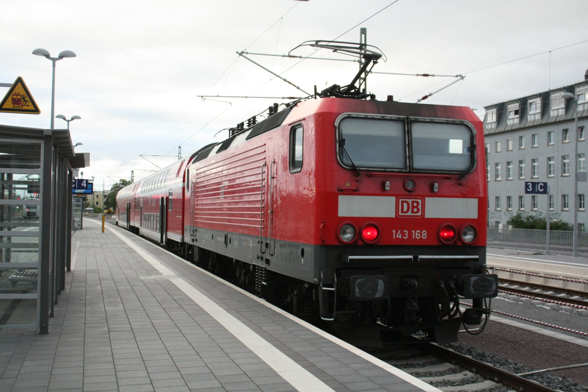 143 168mit der S7 Garnitur im Bahnhof Halle/Saale Hbf am 27.8.20