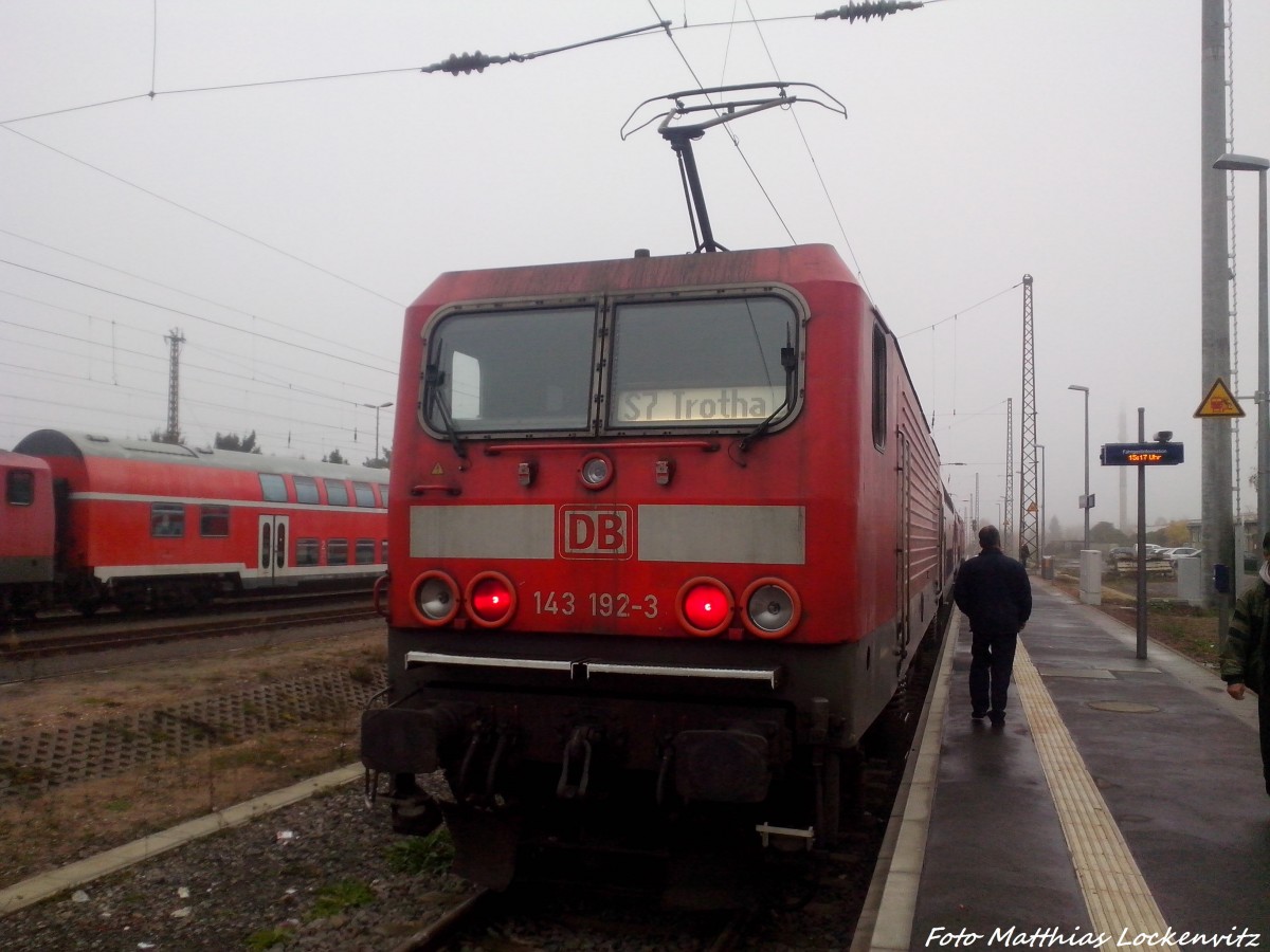 143 192-3 standte zusammen mit 143 011 als S7 mit ziel Halle-Trotha abfahrbereit im Bahnhof Halle-Nietleben am 12.11.14