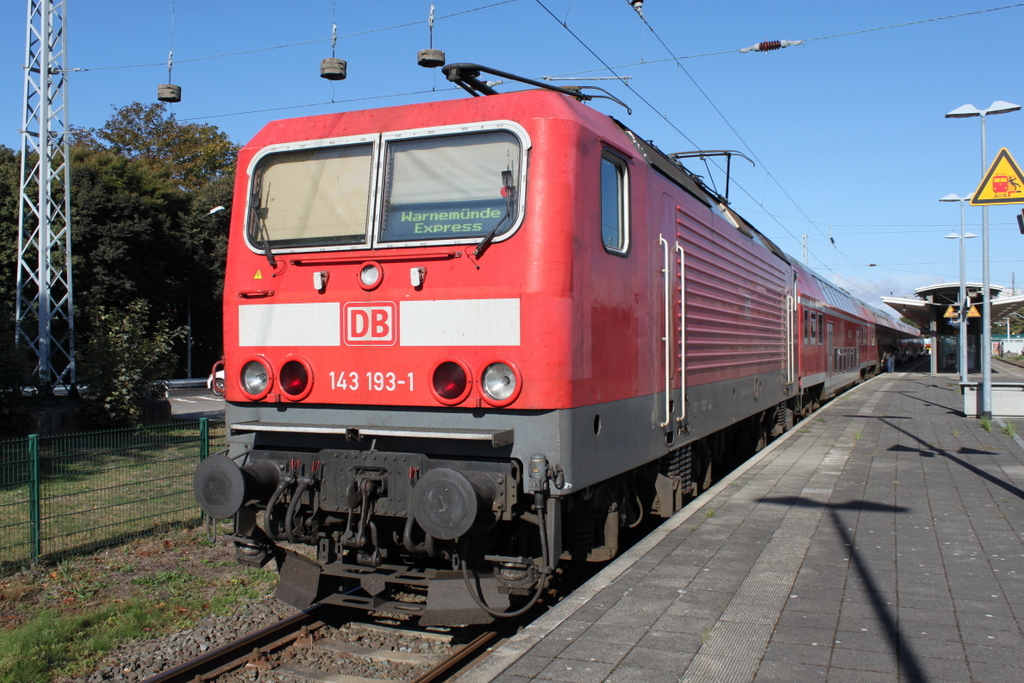 143 193-1 mit RE 18491 von Warnemnde nach Berlin Hbf(tief)abgestellt am Mittag des 03.10.2016 in Warnemnde.