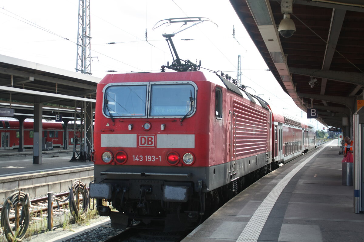 143 193 mit dem RE7 mit Ziel Greifswald Hbf im Bahnhof Stralsund Hbf am 20.9.21