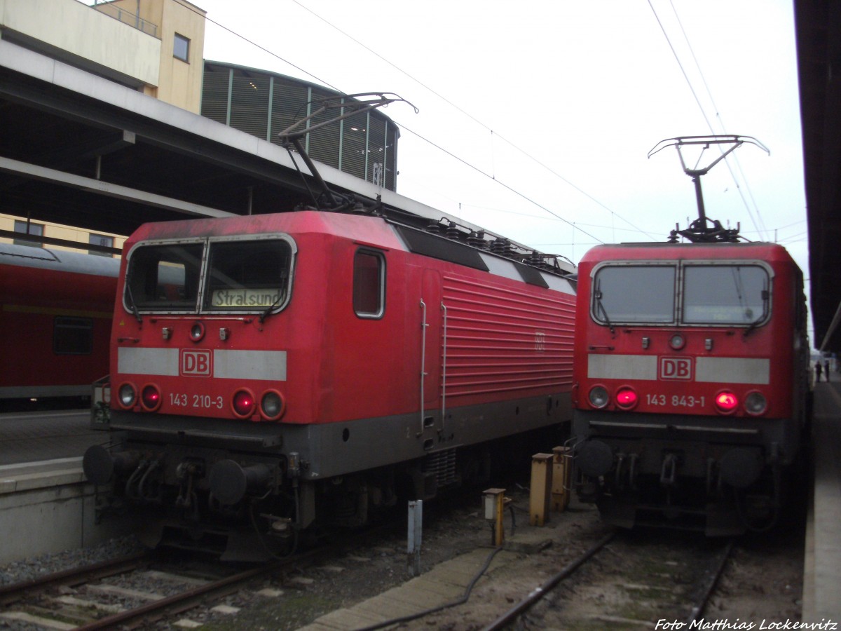 143 210-3 als RE5 aus Neustrelitz Hbf & 143 843-1 als RE5 mit ziel Neustrelitz Hbf im Bahnhof Stralsund Hbf am 20.1.14