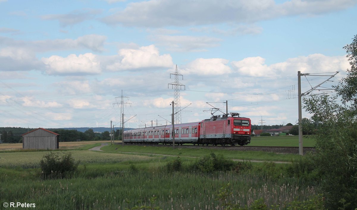 143 215-2 zieht zwischen Ludersheim und Winkelhaid die S2 39654 Altdorf bei Nürnberg - Roth durch die Kurve. 03.07.20