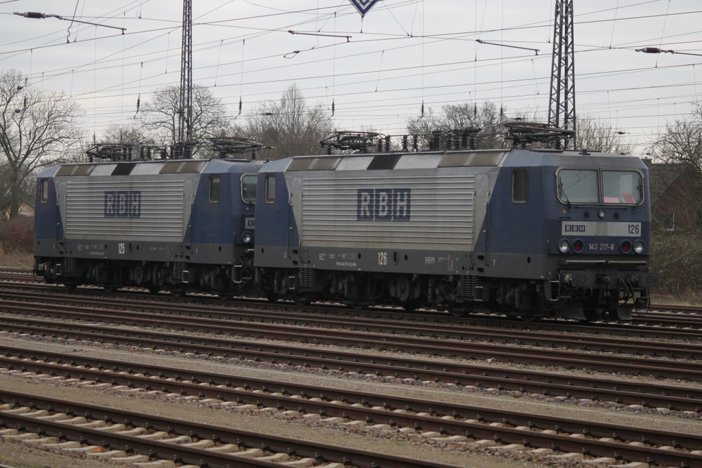 143 217-8+143 908-2 der Firma RBH abgestellt im Bahnhof Bad Kleinen.06.02.2016