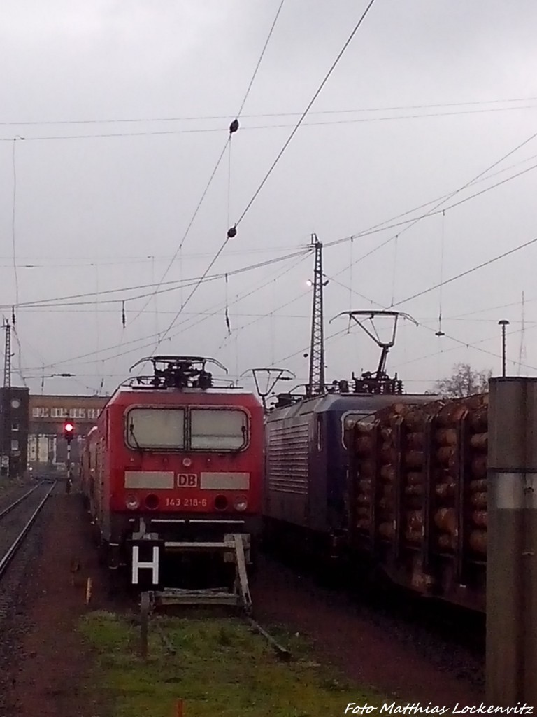 143 218-6 mit schwesterloks der RBH im Bahnhof Halle (Saale) am 19.11.14