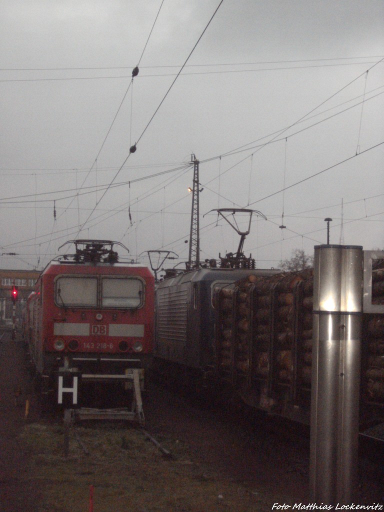 143 218 und Schwesterloks der RBH im Bahnhof Halle (Saale) Hbf am 19.11.14