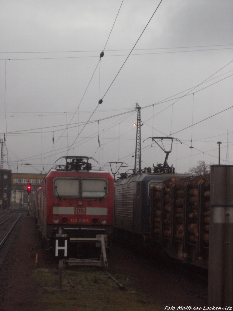 143 218 und Schwesterloks der RBH im Bahnhof Halle (Saale) Hbf am 19.11.14