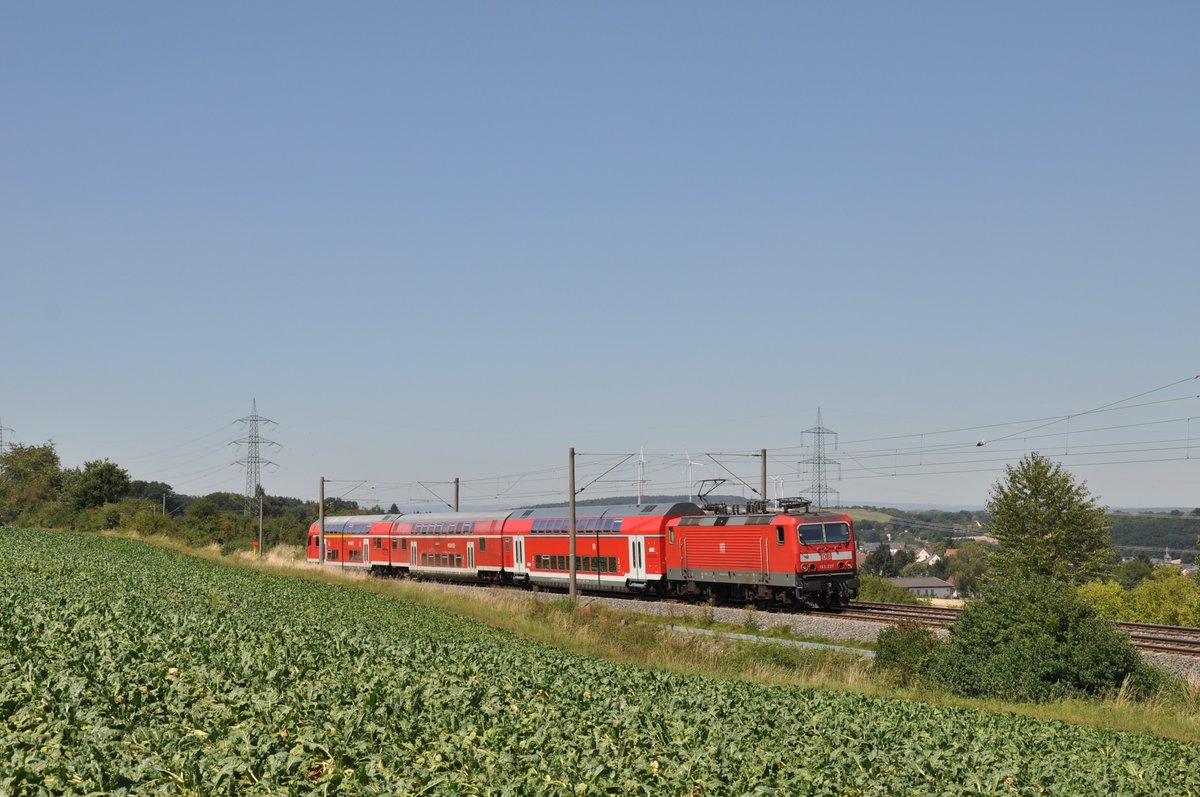 143 227 ist am 31.07.2020 als RB22 (15269) nach Frankfurt Hbf unterwegs. Interessant an der Garnitur ist die Mischung von verschiedenen Doppelstockwagen: So ist der erste Wagen bereits modernisiert; bei dem zweiten Wagen handelt es sich um einen Doppelstockwagen der vor dem Fahrplanwechsel 2019/20 noch auf der RB27 Koblenz - Rommerskirchen unterwegs war und bei dem dritten Wagen handelt es sich um einen noch unmodernisierten Stw. Aufgenommen wurde das Foto zwischen Wörsdorf und Idstein(Taunus). 