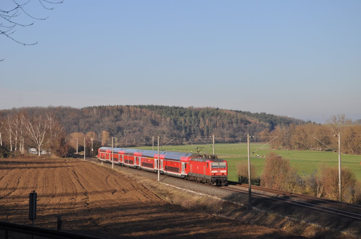 143 227 war am 19. Dezember 2020 als RB22 auf dem Weg von Limburg nach Frankfurt Hbf und wurde dabei beim BÜ in Niederbrechen aufgenommen.
Es gibt bereits Überlegungen diesen Bahnübergang zu beseitigen und eine Überquerung mittels einer 6 Meter hohen Brücke zu ermöglichen, da es an diesem BÜ immer wieder zu schweren Unfällen kommt. Wann jedoch diese Maßnahme erfolgen wird, ist noch nicht bekannt. 